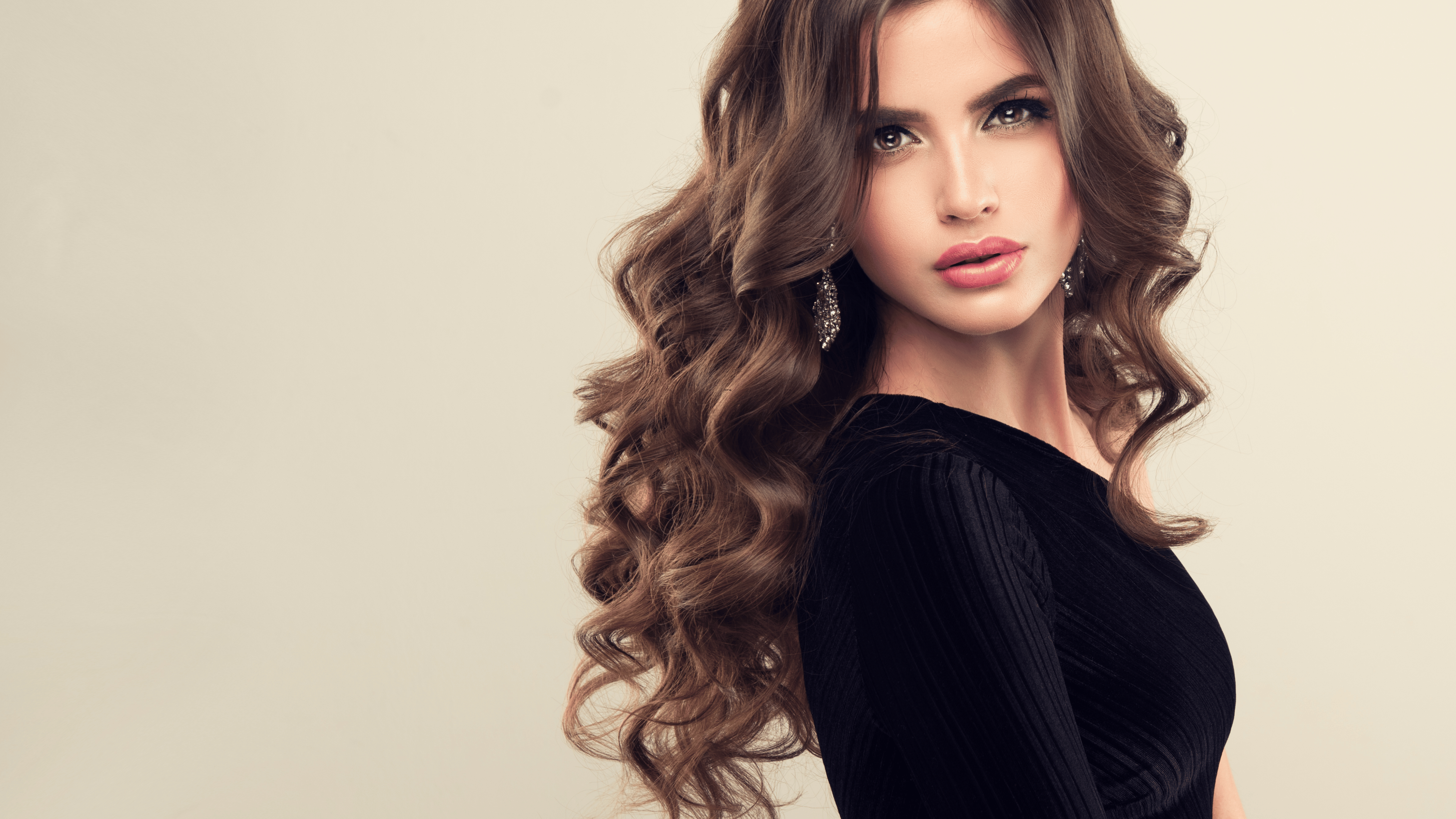 המדריך השלם לטיפוח שיער 2025 – טרנדים, פתרונות ושמנים לצמיחה ובריאות | האדיט פארם